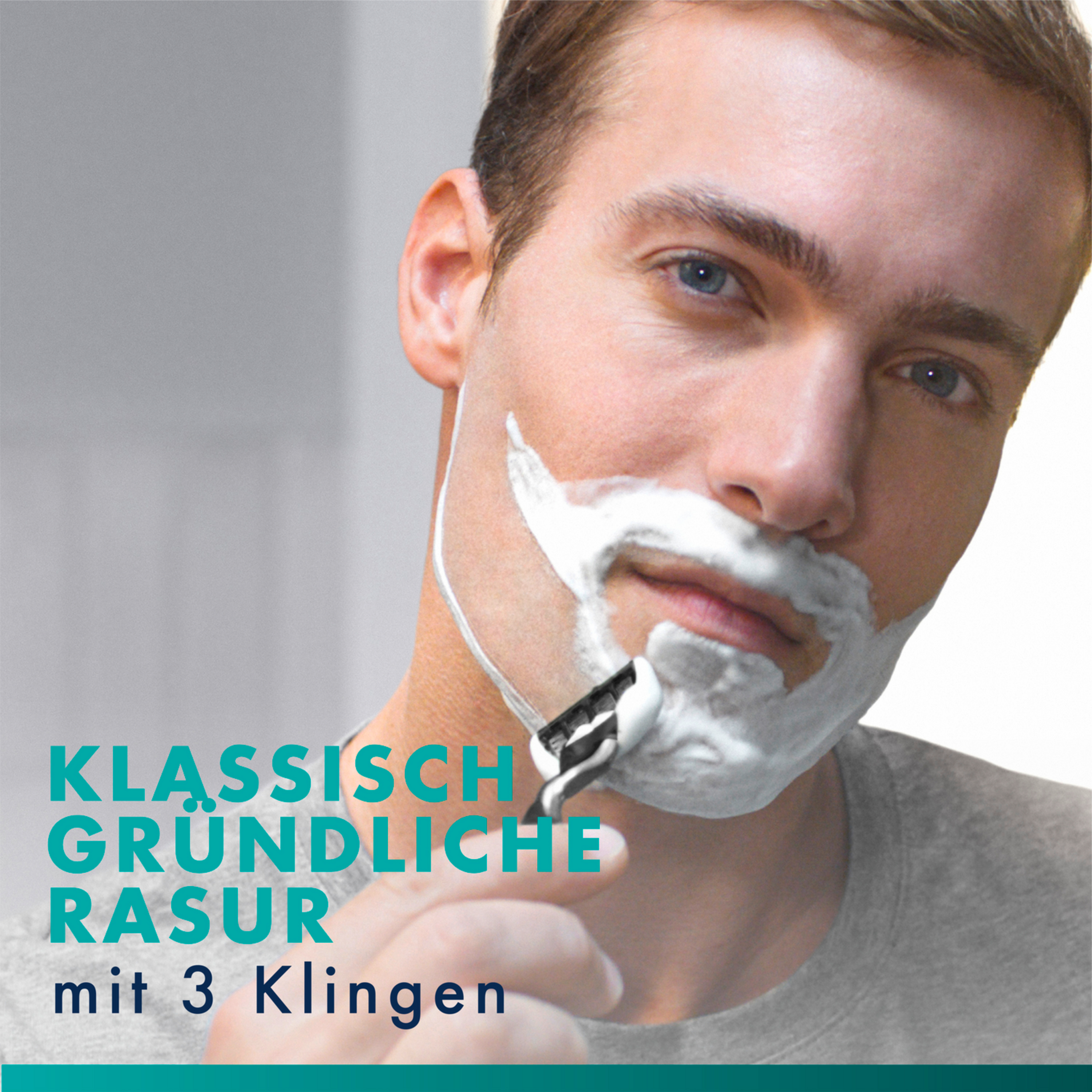 Mann rasiert sich mit Gillette Rasierer. Text: Klassisch gründliche Rasur mit 3 Klingen.