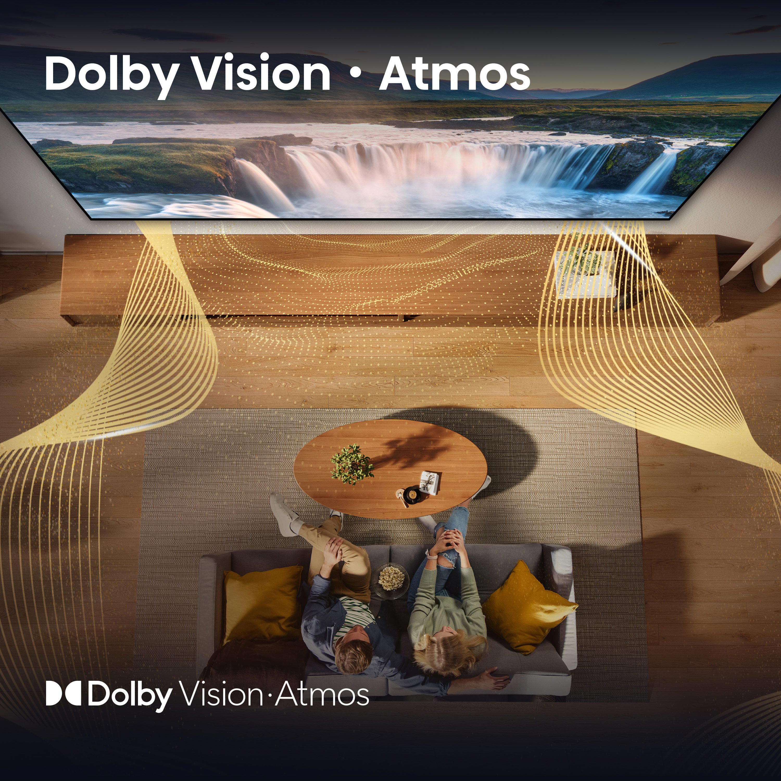 Jelenet egy párral a TV előtt, vízesést mutatva, Dolby Vision Atmos.