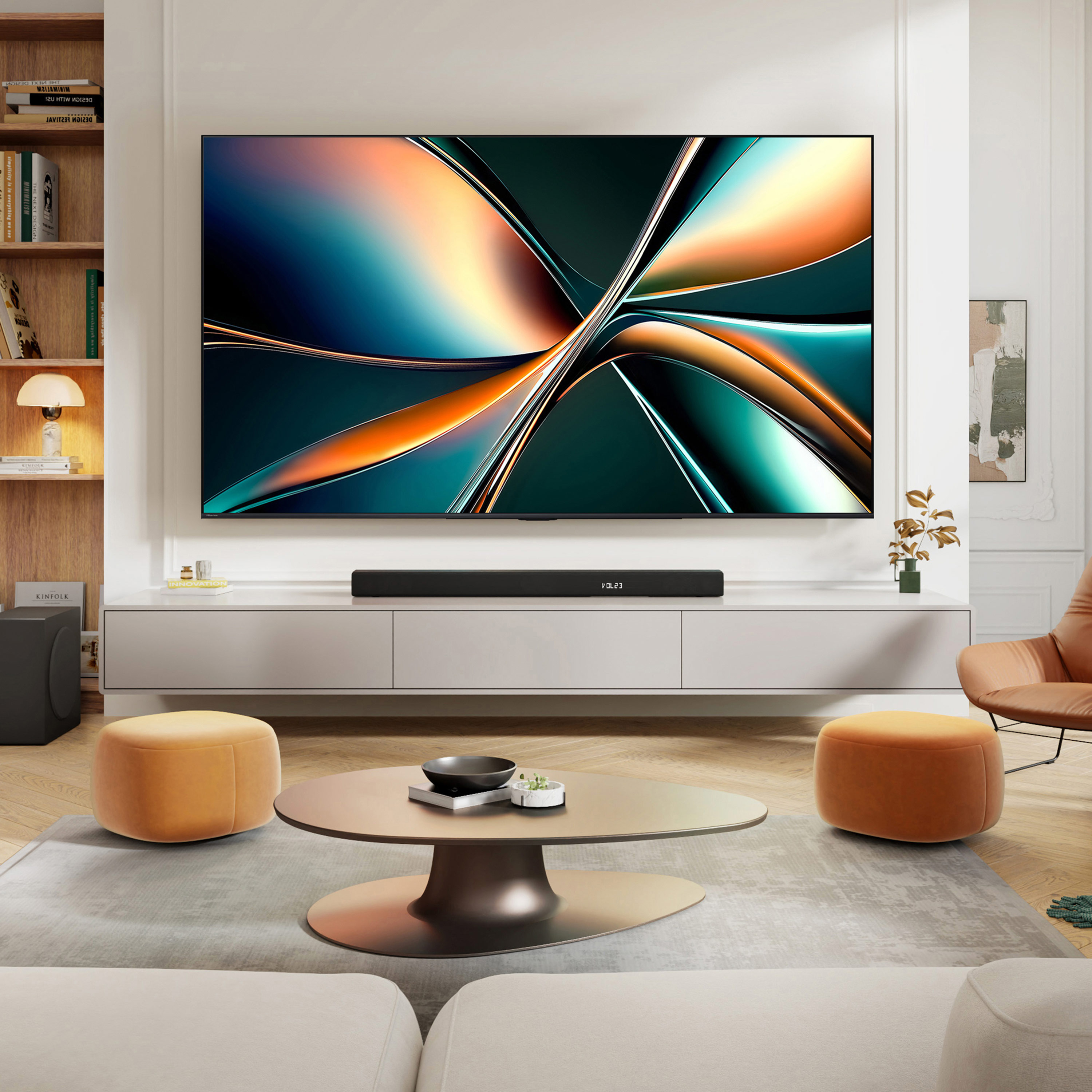 Nappali TV-vel és soundbarral. Szöveg: TV, soundbar, kanapé, dohányzóasztal, zsámolyok.