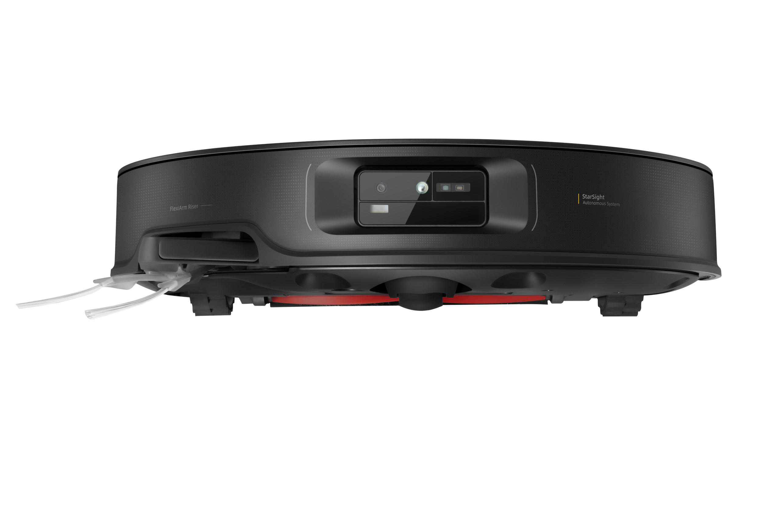 Schwarzer Roboterstaubsauger von unten gesehen. Sichtbare Bürsten und Sensoren. Auf weißem Hintergrund.