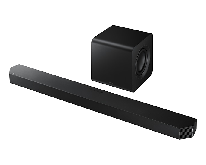 Schwarze Soundbar und Subwoofer auf Weiß. Soundbar ist lang und rechteckig. Subwoofer ist ein schwarzer Würfel. Beide sind Samsung.