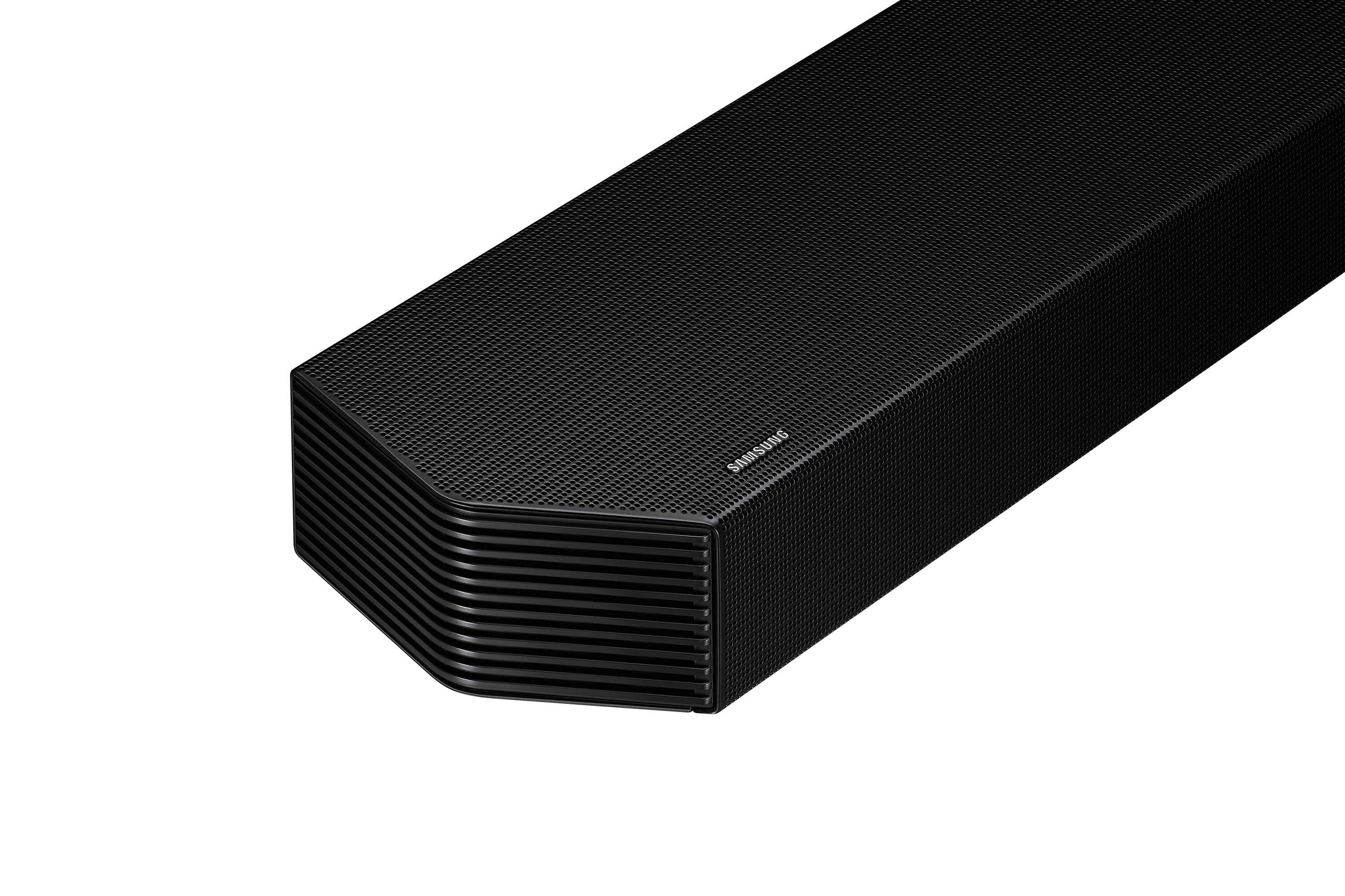 Nahaufnahme einer schwarzen Soundbar mit einem feinen, perforierten Gitter auf der Oberfläche.