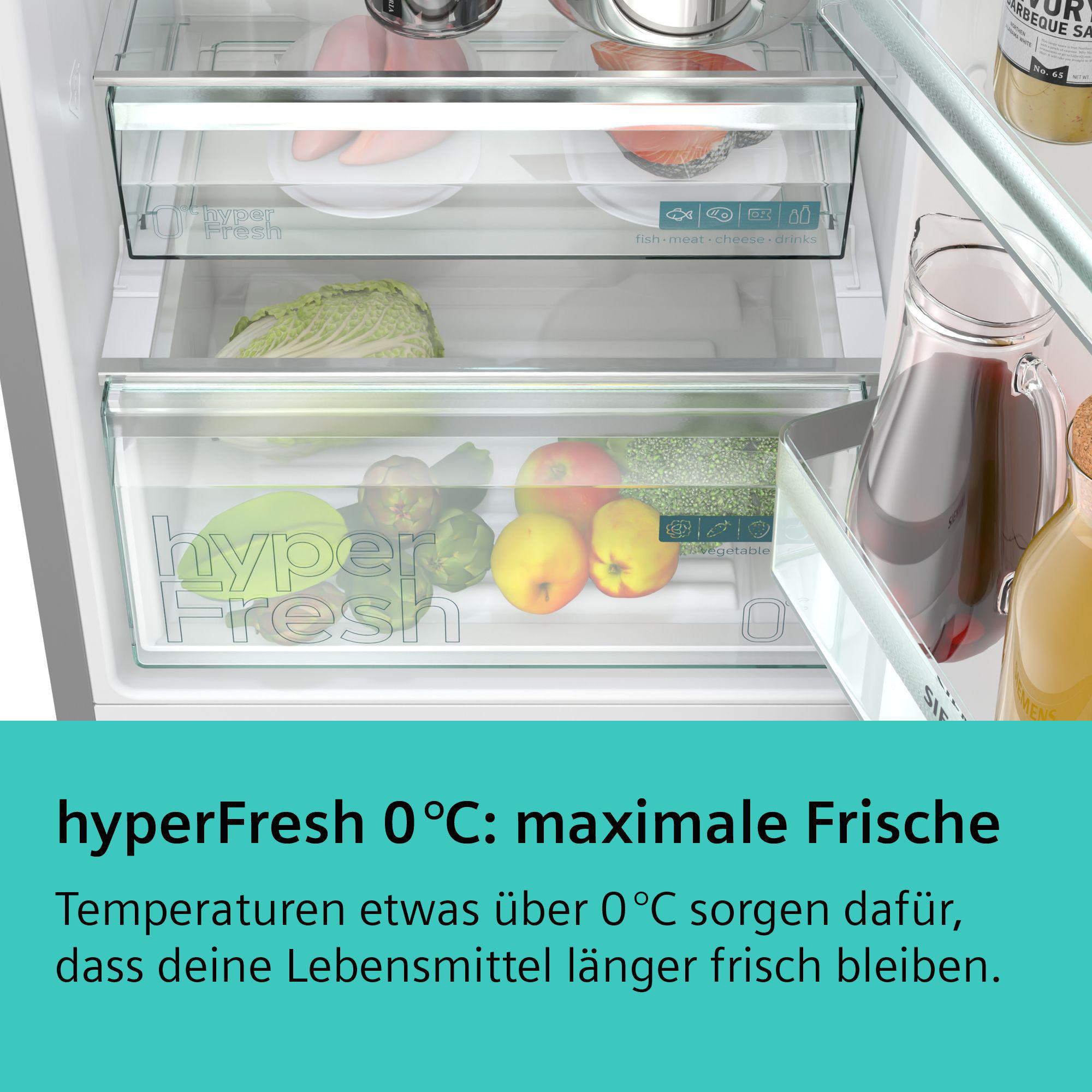 Offener Kühlschrank mit Gemüse und Obst in Schubladen, Text: hyperFresh 0°C: maximale Frische.