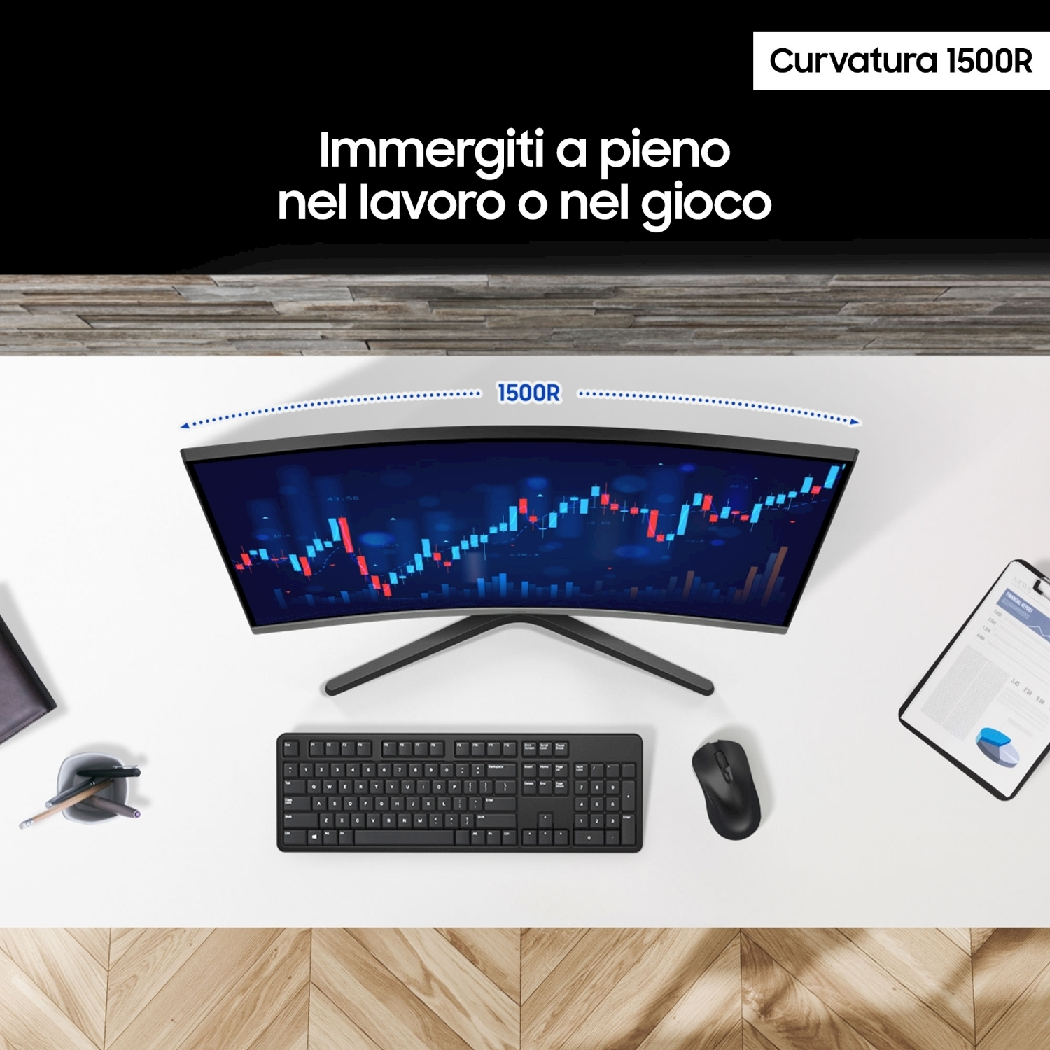Monitor con grafico, tastiera, mouse e tablet su un tavolo bianco.