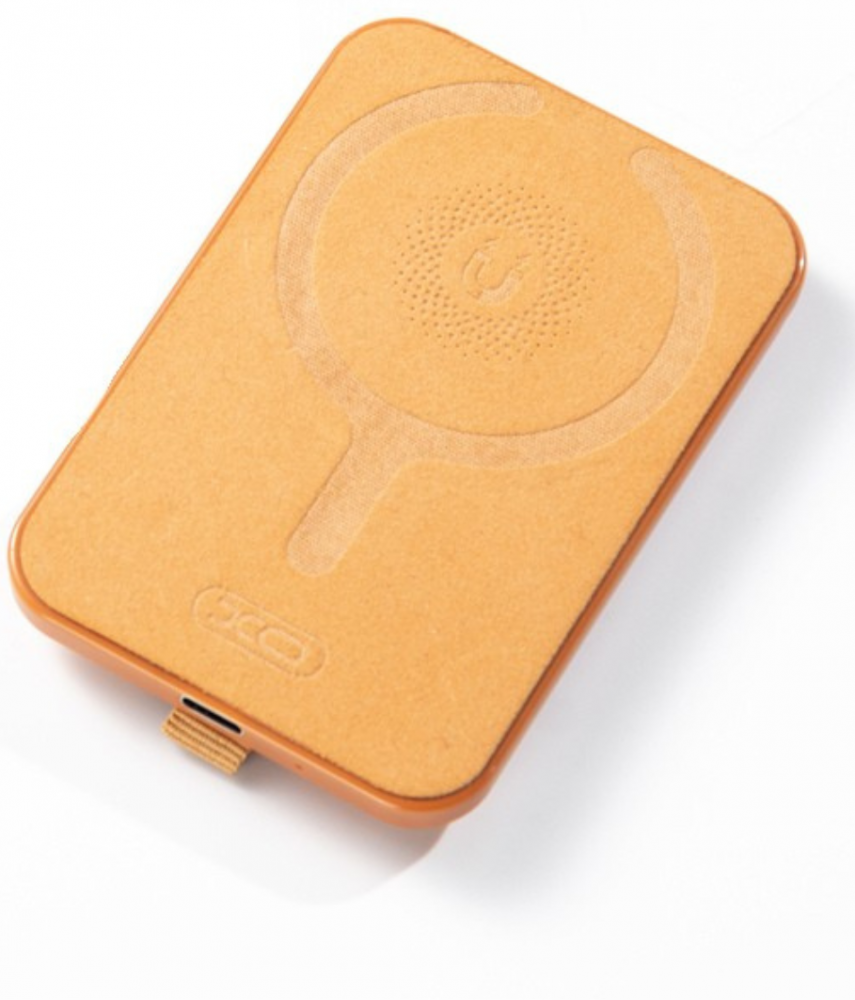 Egy barna, téglalap alakú töltő kör alakú mintával. USB portja van, és laposan fekszik.