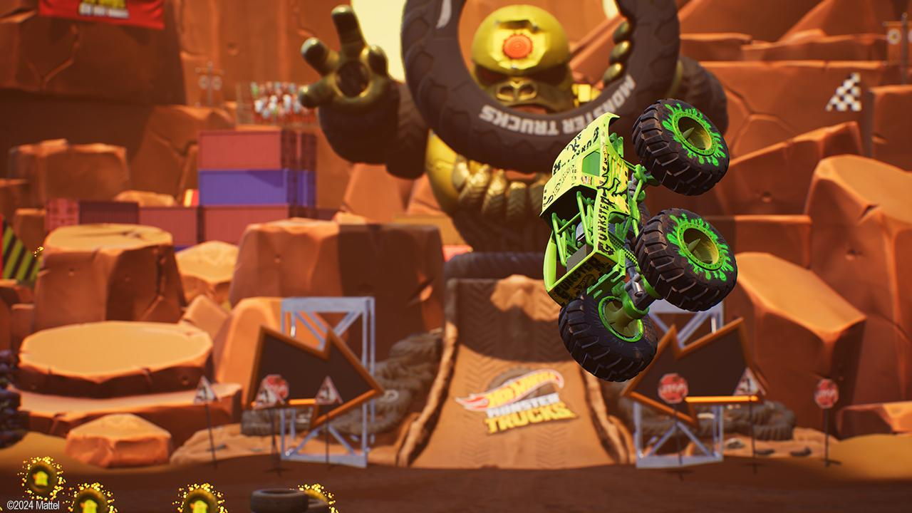 Grüner Monster-Truck springt in einer Arena mit Hindernissen.