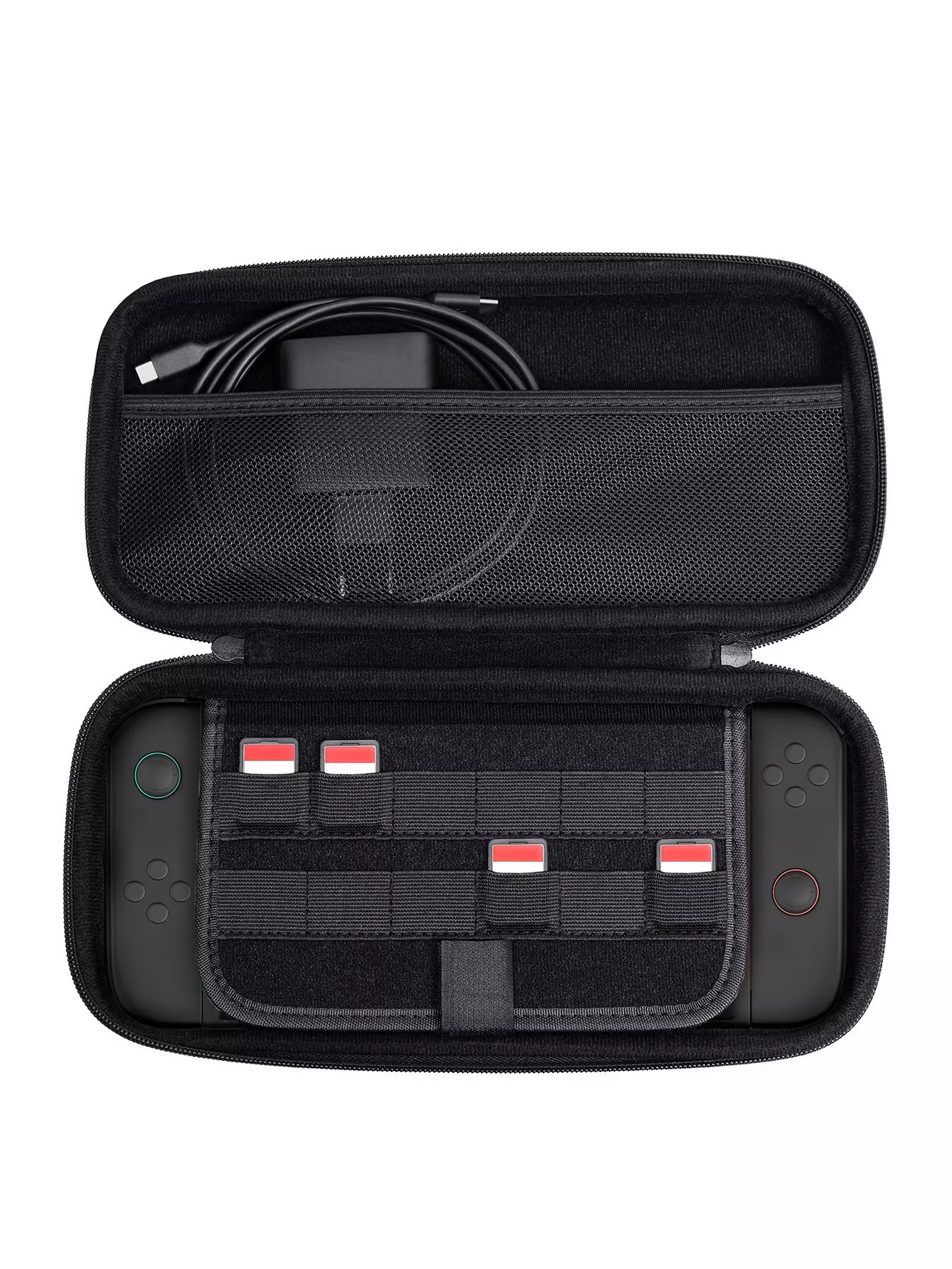 Czarna, otwarta torba transportowa z urządzeniem do gier, kablami do ładowania i uchwytami na karty do gier.