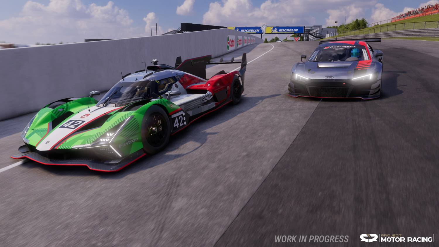 Dos coches de carreras compiten en una pista. Un coche verde lidera, uno gris le sigue. Árboles y gradas al fondo.