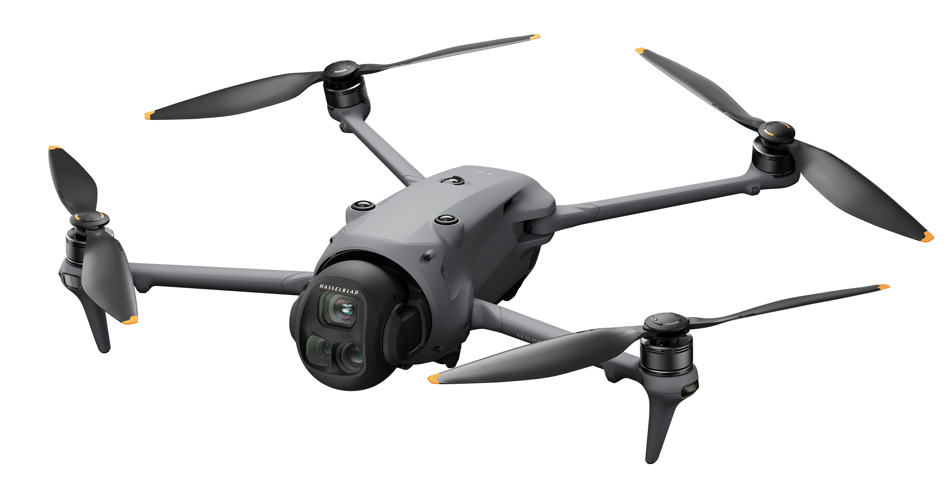 Dron z czarnymi śmigłami, kamera Hasselblad, na białym tle.