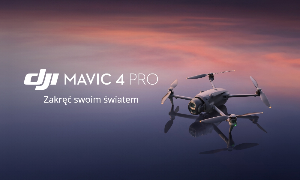 Dron DJI Mavic 4 Pro nad powierzchnią odbijającą z tekstem, na tle nieba.