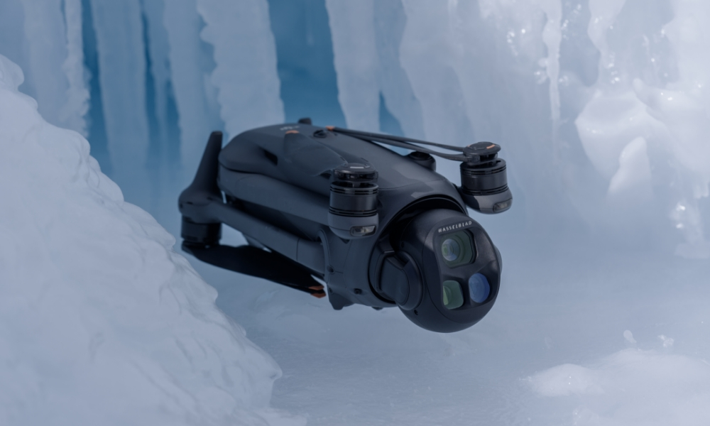 Ciemnoszary dron umieszczony wśród formacji lodowych, z kamerą Hasselblad.