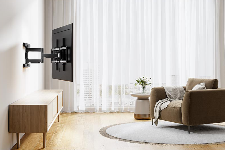Nappali a falra szerelt TV-vel, kanapéval, dohányzóasztallal és függönyös ablakkal.