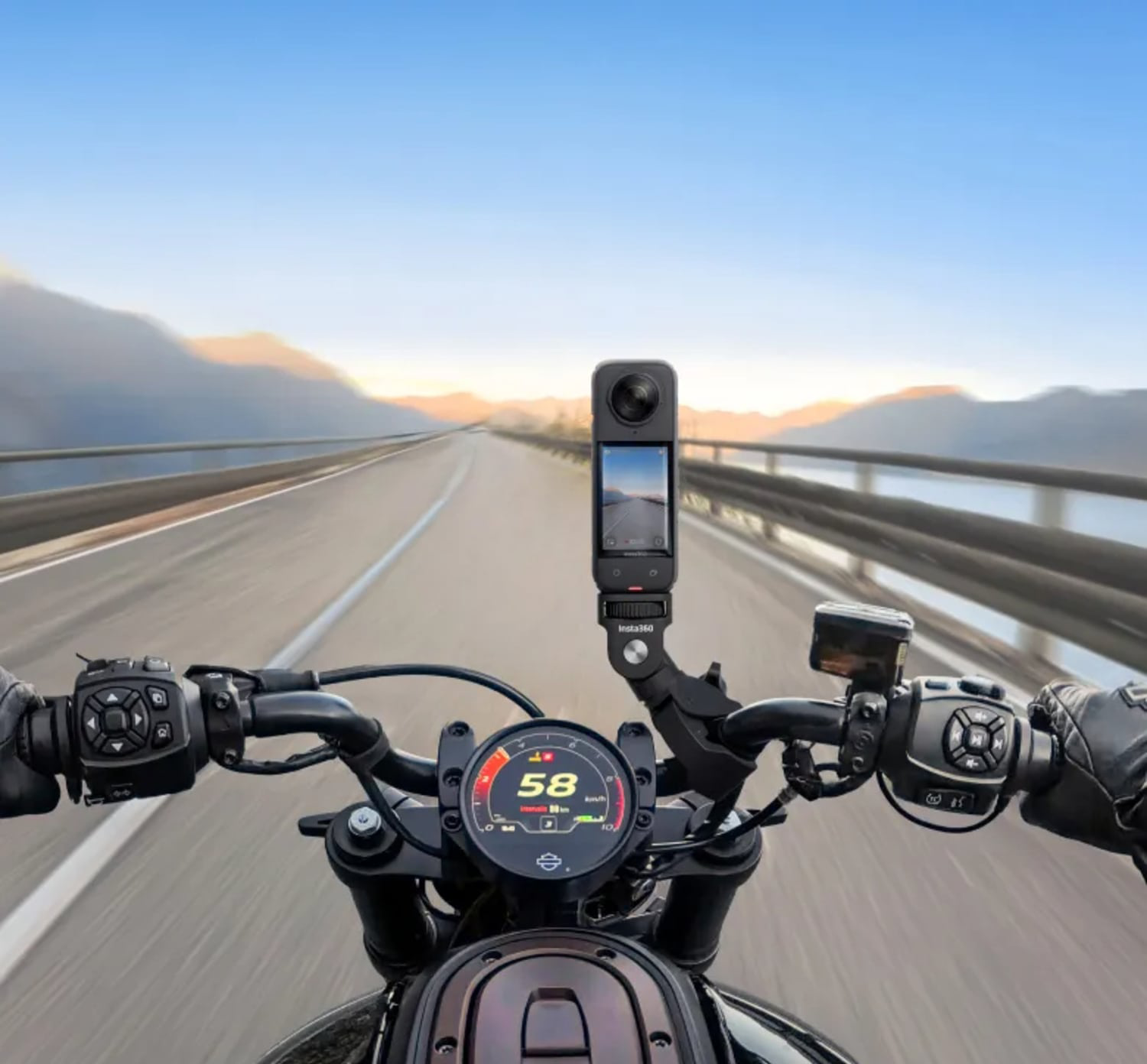 Nézet a motoros szemszögéből, kamera a kormányon, út előtt.