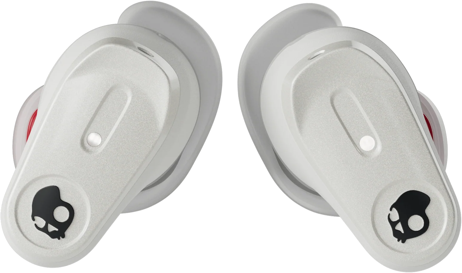 Két fehér Skullcandy fülhallgató fekete logóval és piros díszítéssel fehér háttéren.