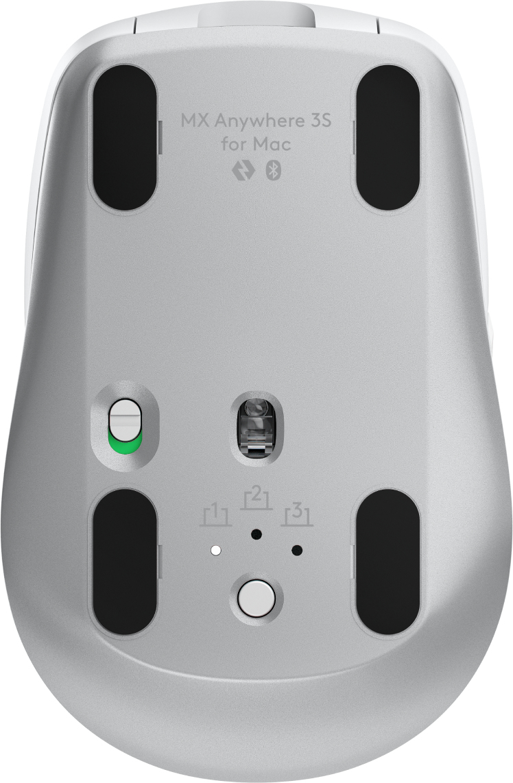 Unterseite einer weißen Logitech-Maus mit schwarzen Füßen und Beschriftung.