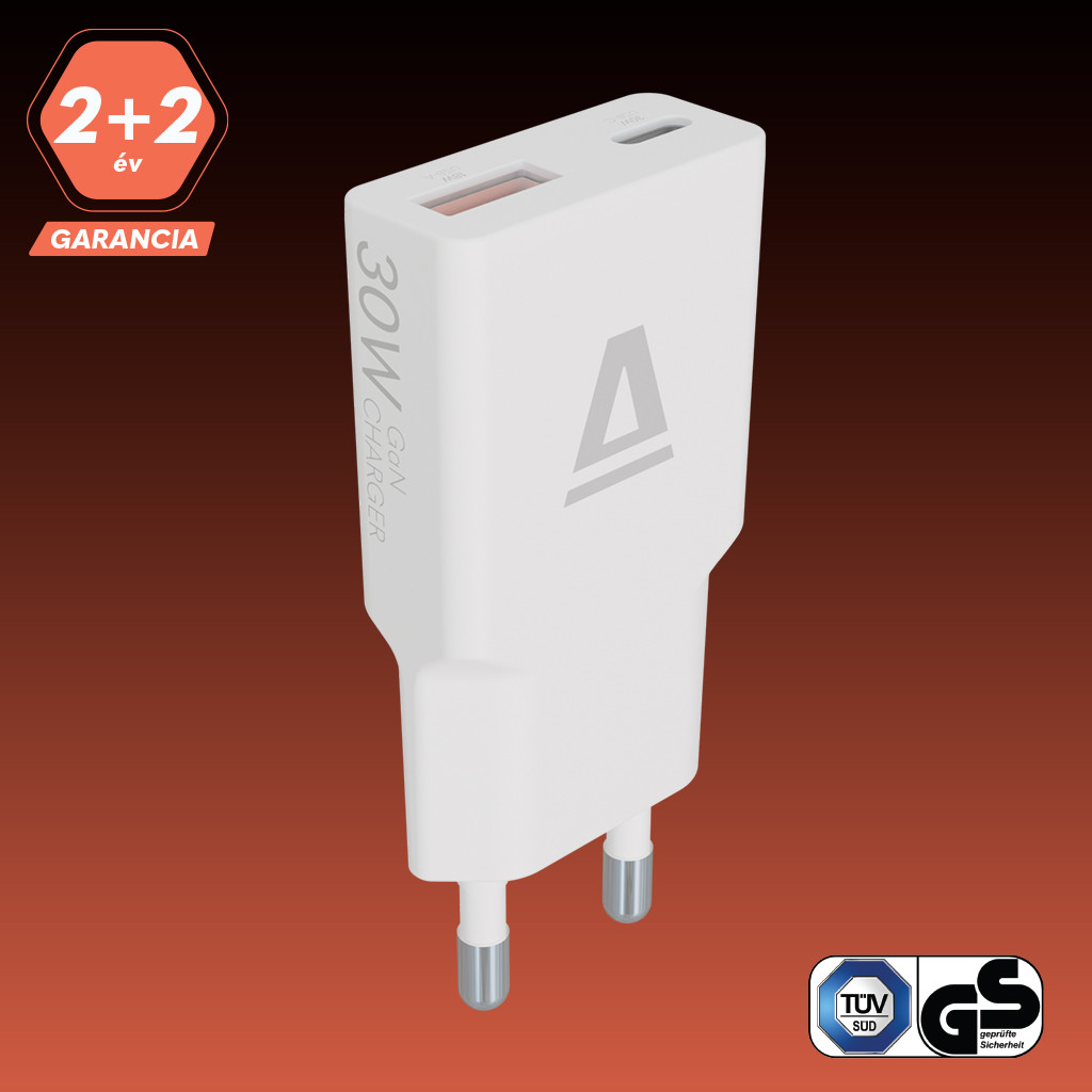 Fehér töltő két USB porttal, szöveggel és logóval. Piros háttérrel.