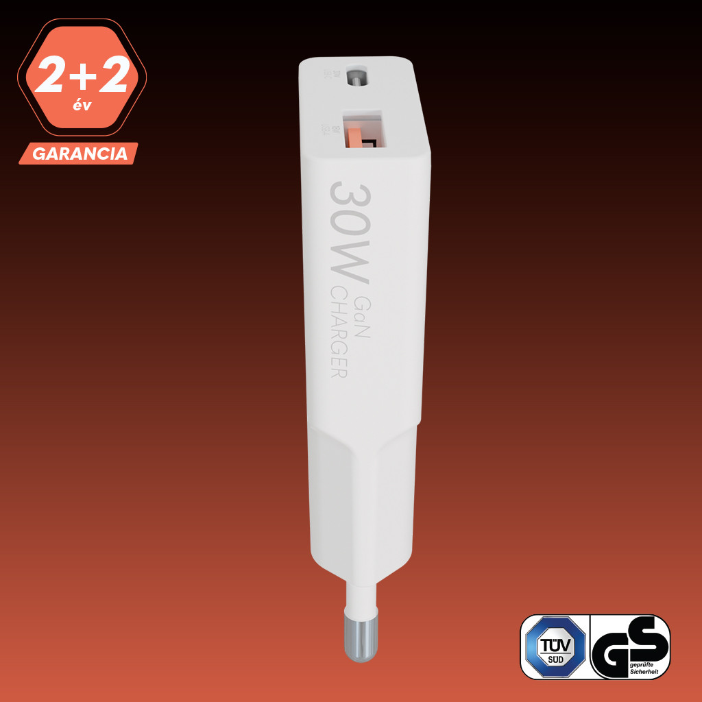 Fehér töltő két USB porttal, szöveggel és logóval. Piros háttérrel.