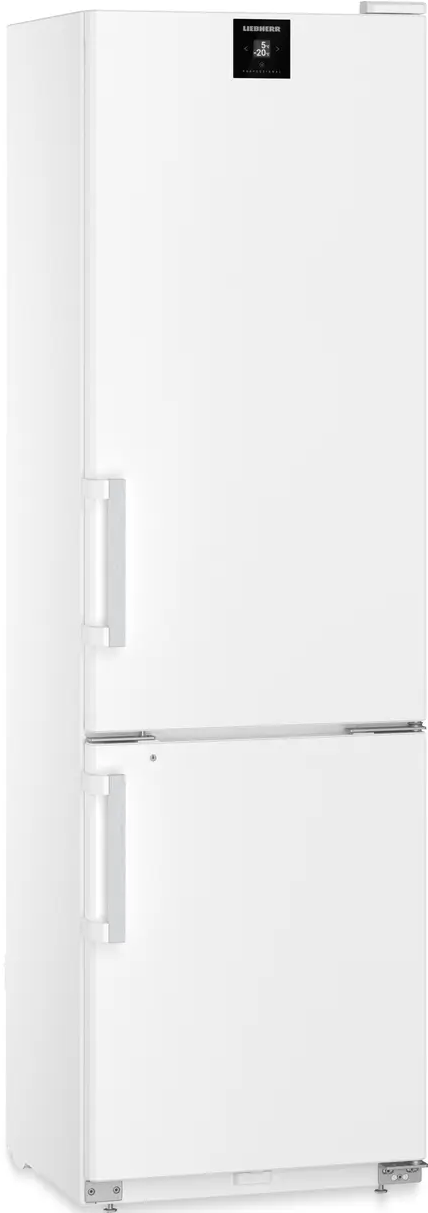 Weißer Liebherr-Kühlschrank mit zwei Türen. Er hat eine Digitalanzeige. Die Griffe sind silberfarben.