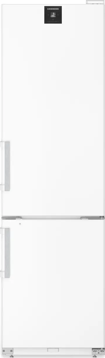 Weißer Liebherr-Kühlschrank. Er hat zwei Türen, ein digitales Display und silberne Griffe. Der Hintergrund ist weiß.