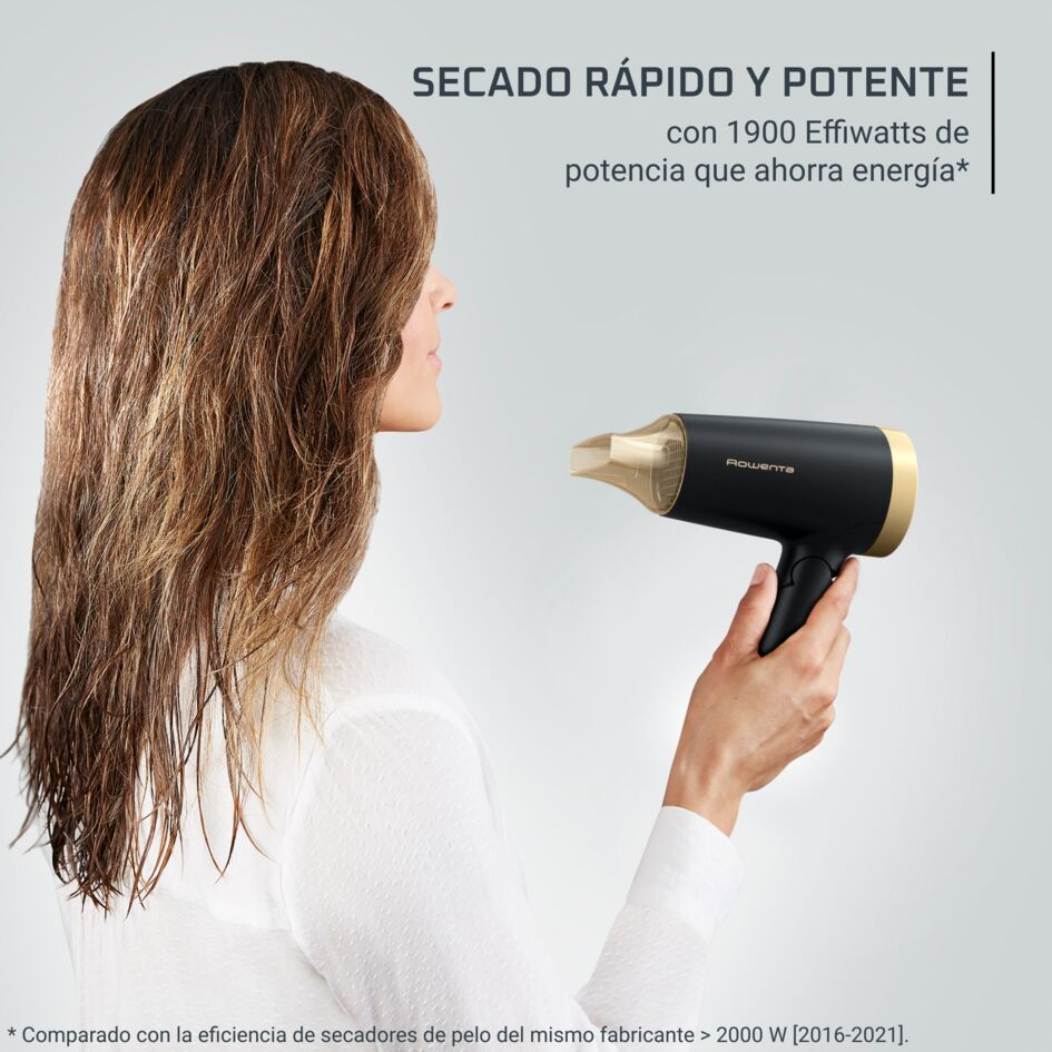 Mujer usando secador sobre cabello mojado. Texto: Secado rápido y potente con 1900 EffiWatts.