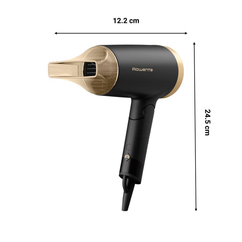 Secador de pelo Rowenta negro y dorado sobre fondo blanco. Dimensiones: 12,2 cm de ancho, 24,5 cm de largo.
