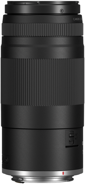 Ein schwarzes Canon-Objektiv, mit Fokusringen und Beschriftungen, steht auf schwarzem Grund.
