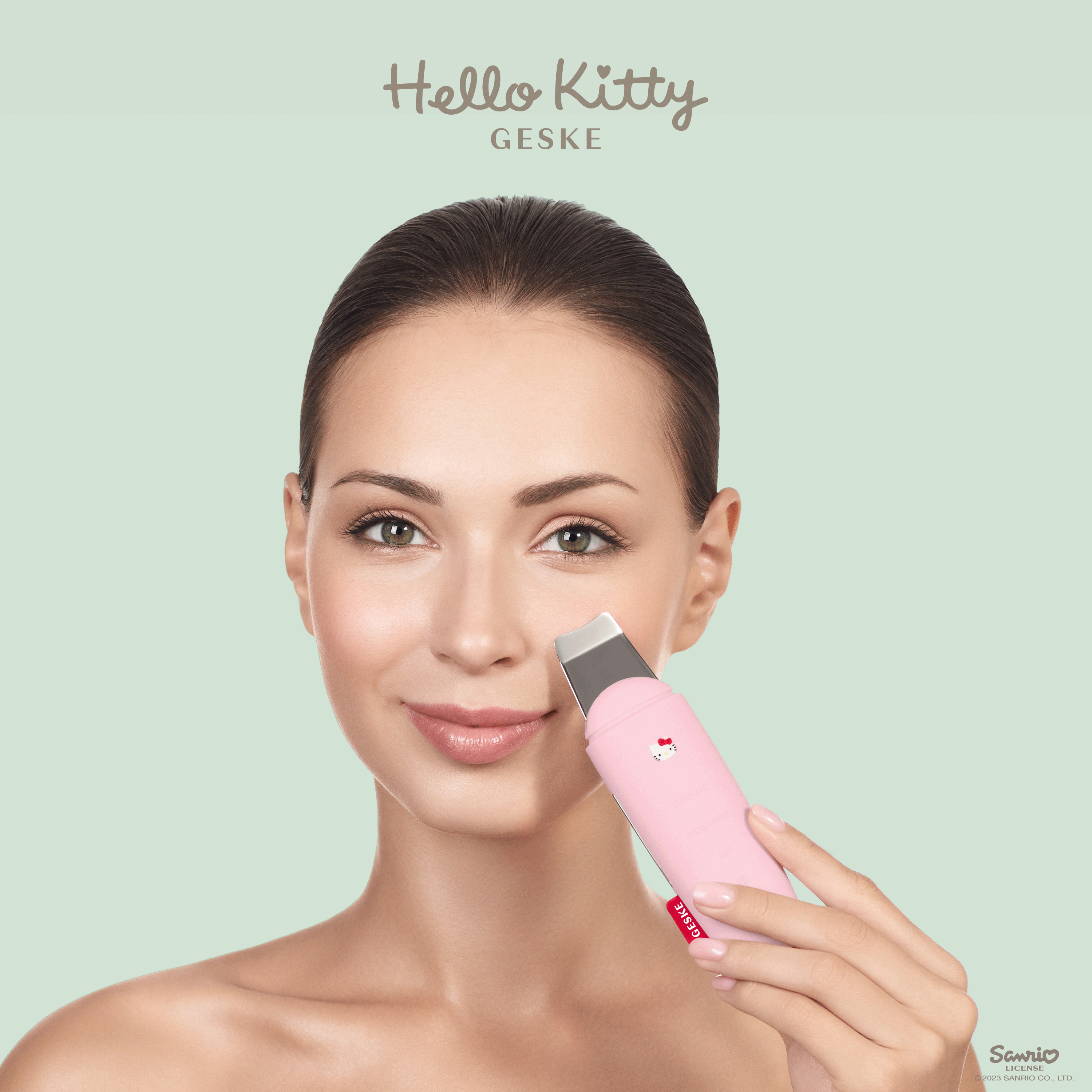 Bir kadın, yüzünde kullandığı pembe bir Hello Kitty Geske cihazı tutuyor.