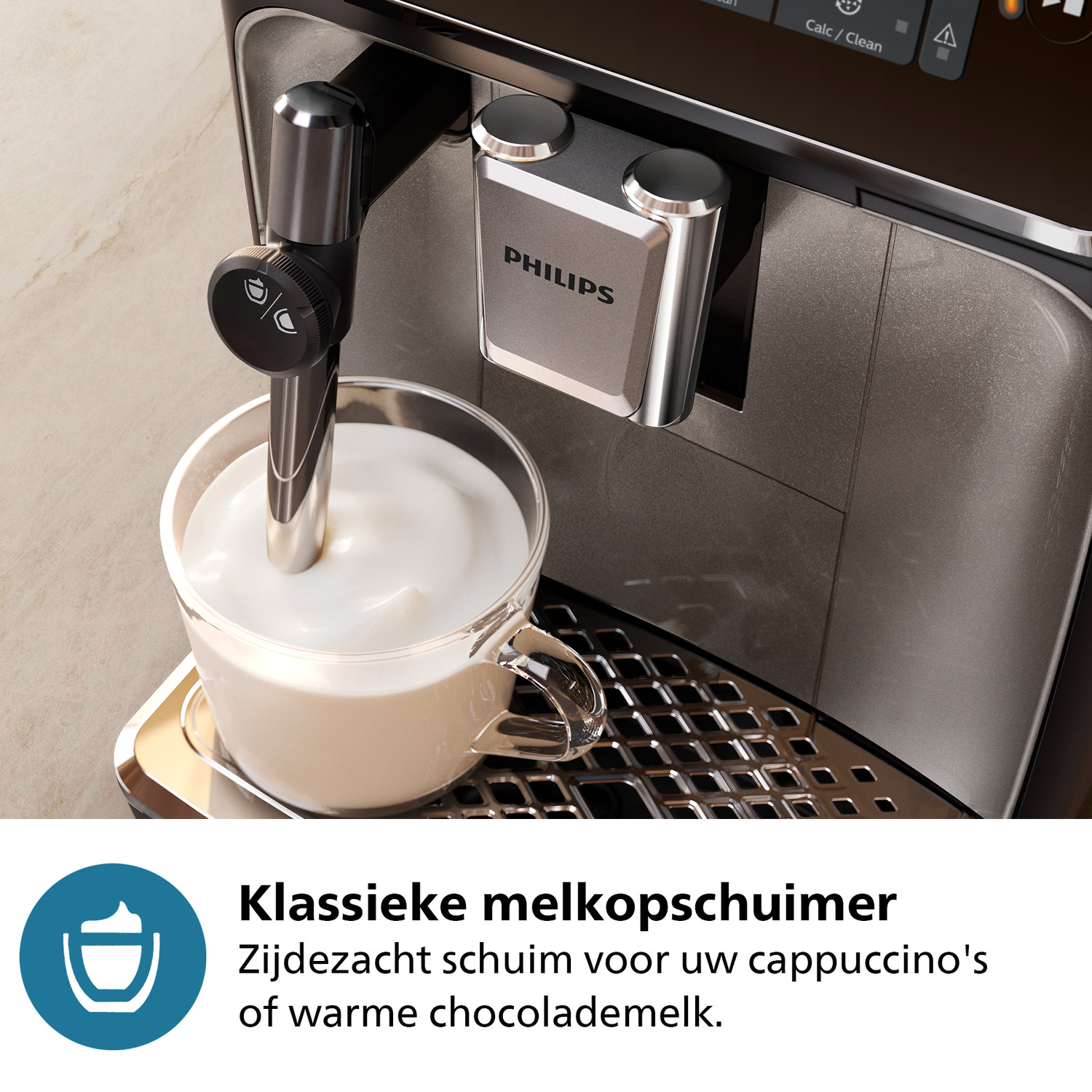 Koffiemachine met melkschuim in een glas, met tekst over de klassieke melkopschuimer.
