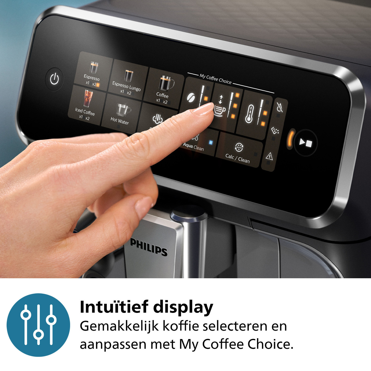 Hand die het scherm van een koffiemachine aanraakt, met tekst over het intuïtieve display.