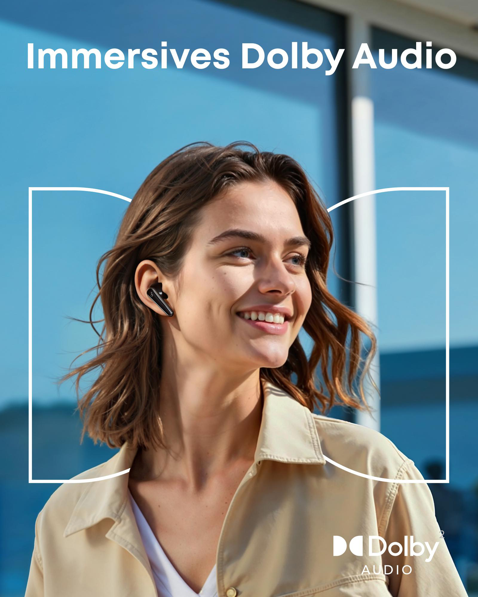 Eine lächelnde Frau mit Ohrhörern, umgeben von einem weißen Rahmen, mit Text 'Immersives Dolby Audio'.