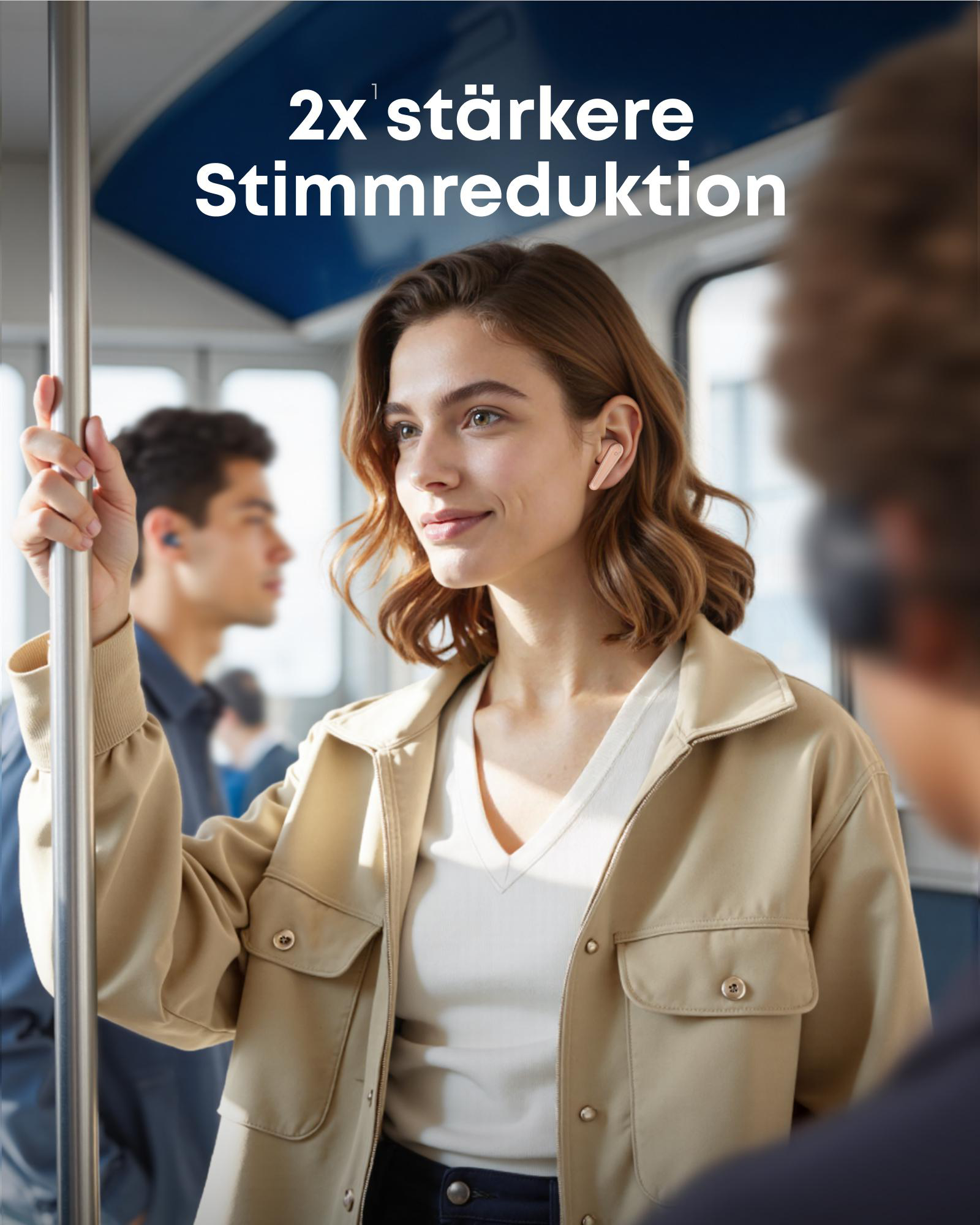 Eine Frau mit Ohrhörern im Zug, im Hintergrund Menschen und Text.