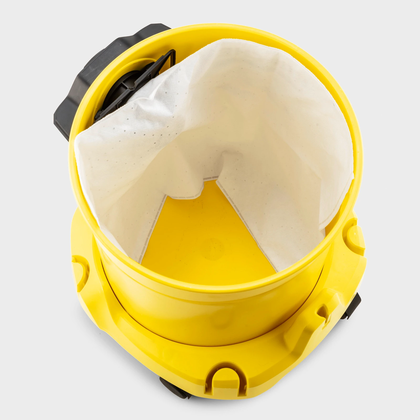 Żółty pojemnik odkurzacza z białym workiem filtrującym. Pojemnik ma czarne kółka i uchwyt.