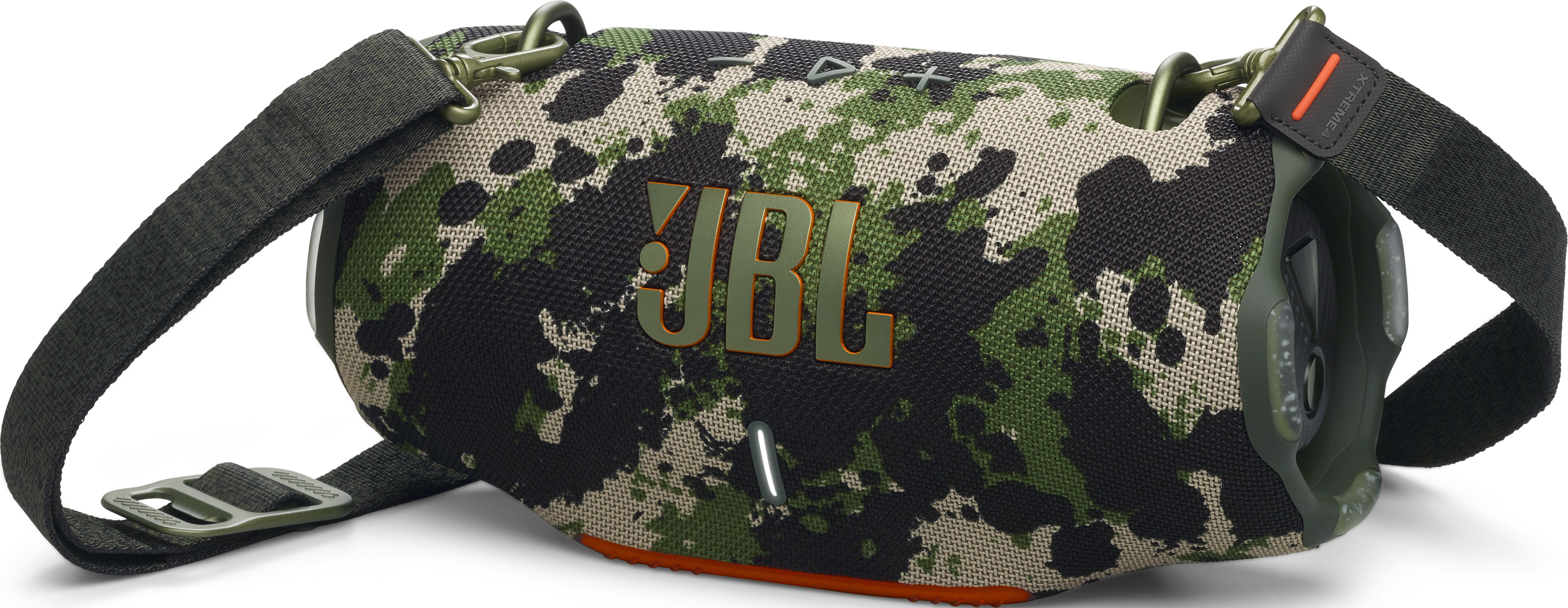 Une enceinte JBL avec motif camouflage, bandoulière et logo JBL. Les tons verts et beiges dominent.
