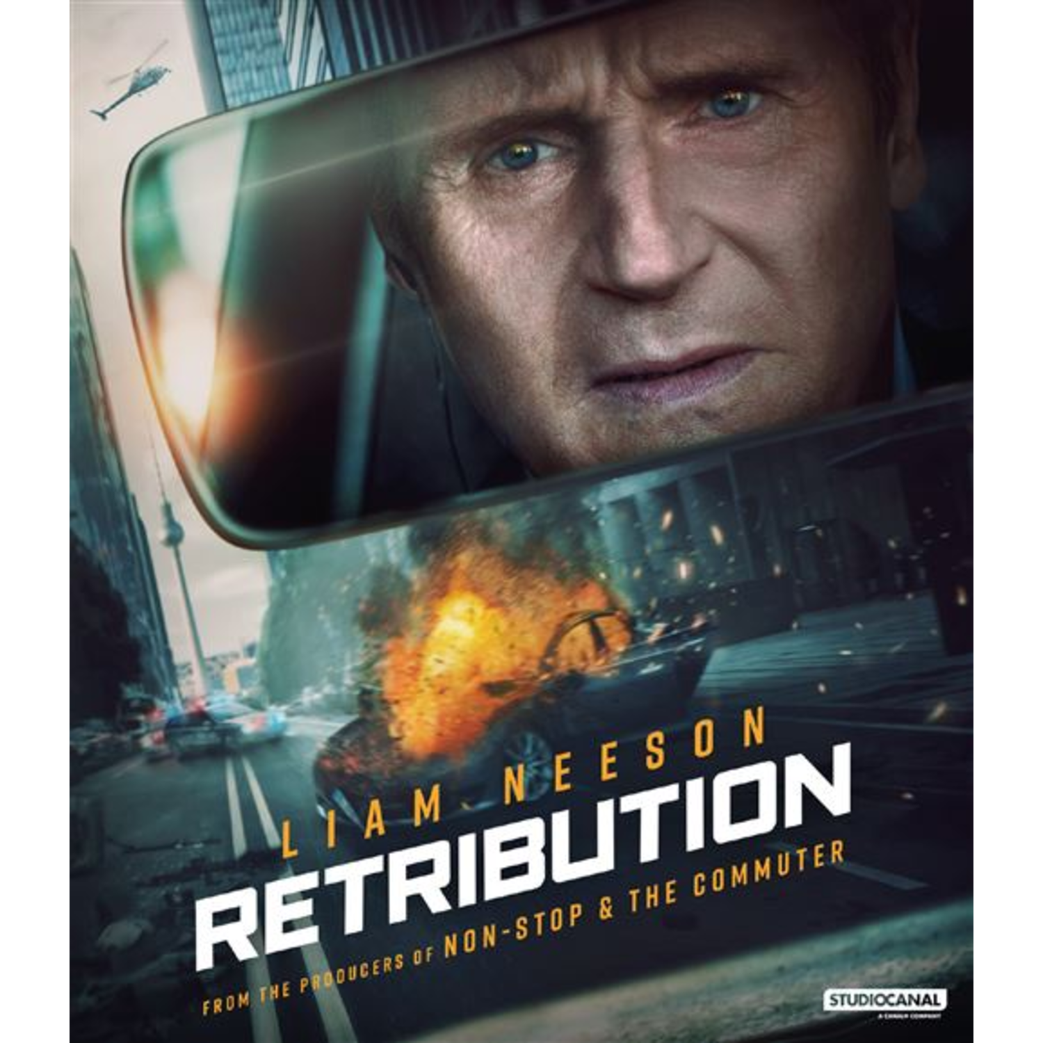 Filmposter met Liam Neeson en een exploderende auto in de achteruitkijkspiegel.
