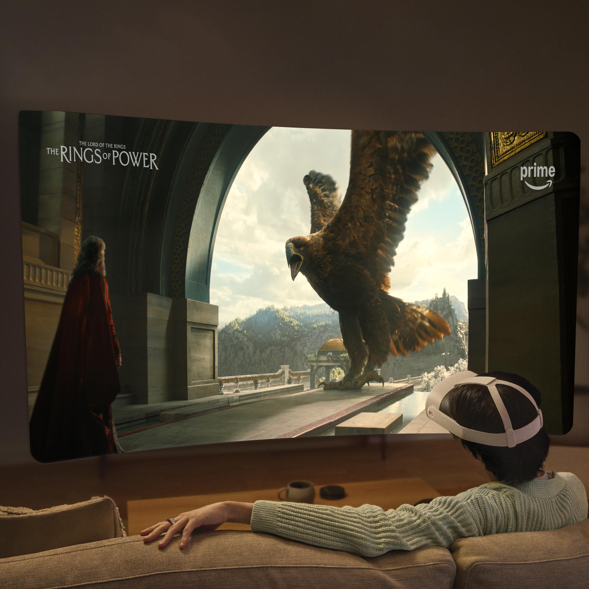 Eine Person sitzt auf einem Sofa und schaut sich einen Film auf einem VR-Bildschirm an.