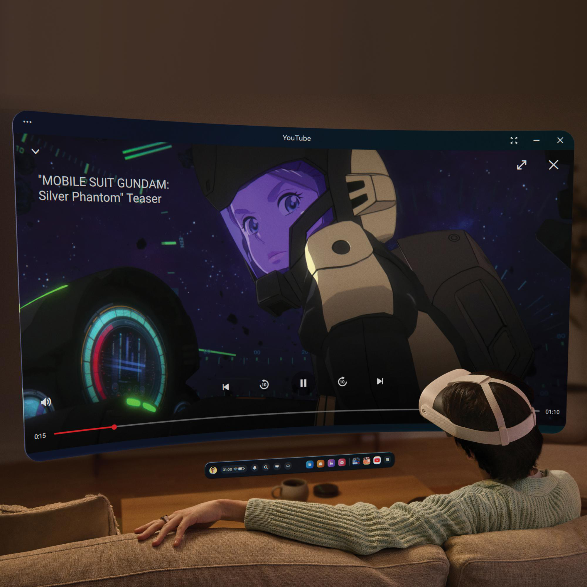 Eine Person sitzt auf einem Sofa und schaut sich einen Anime-Trailer auf einem VR-Bildschirm an.