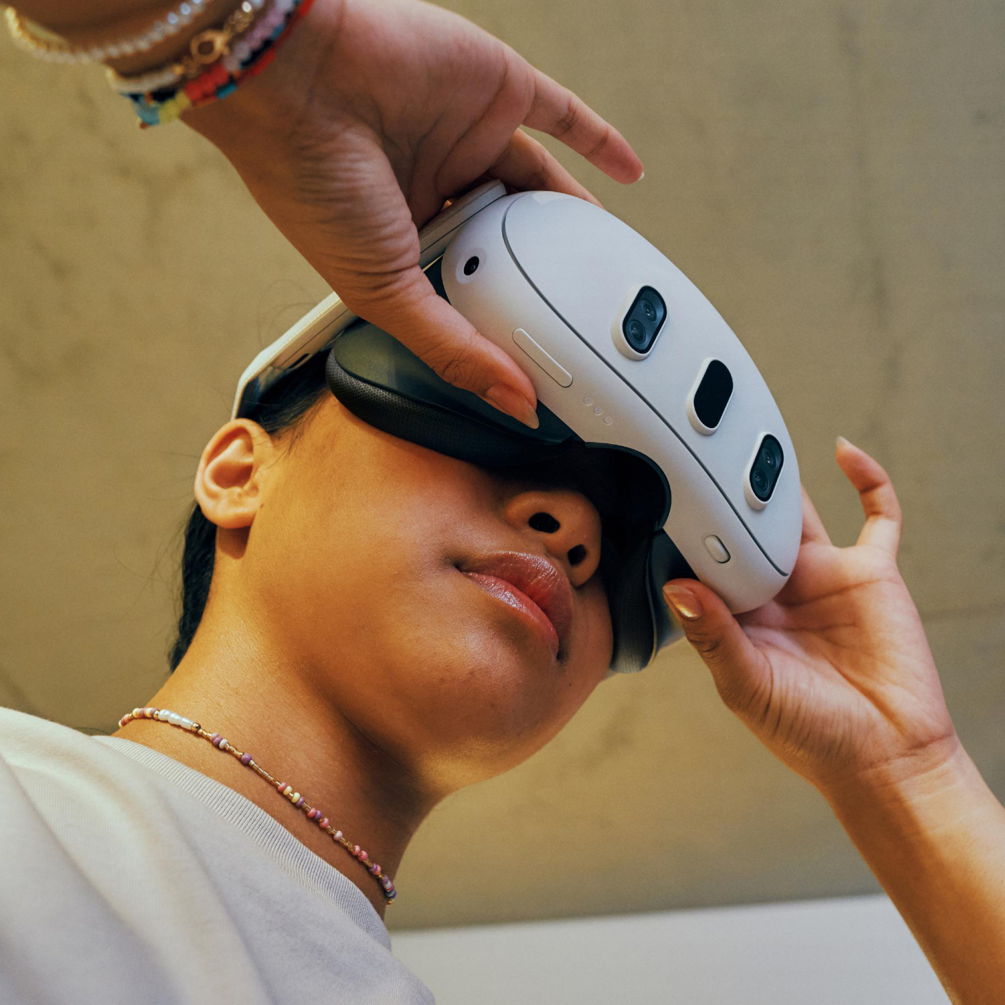 Jemand setzt einer Person ein VR-Headset auf.