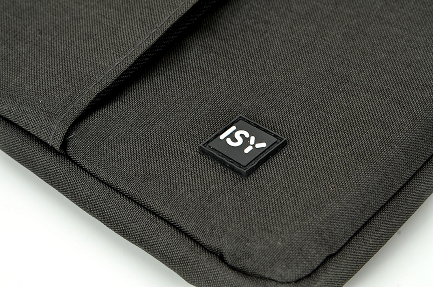 Primer plano del logotipo de ISY en una funda gris para portátil. El logotipo es un cuadrado negro con texto blanco.