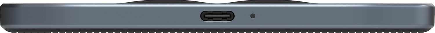 Primer plano de un dispositivo gris con puerto USB-C. La parte inferior tiene pequeñas crestas. Se ven dos partes superiores redondeadas.