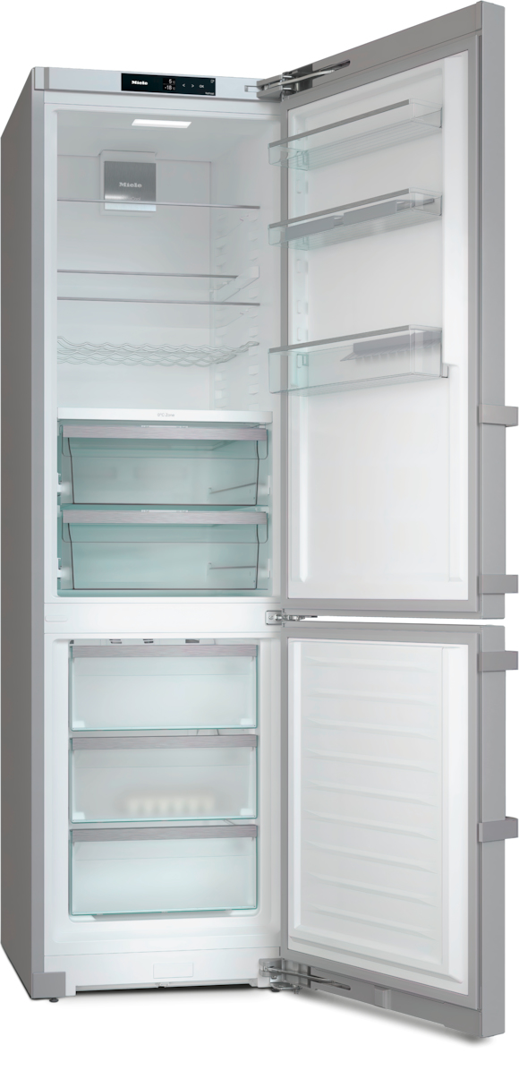 Un refrigerador con la puerta abierta. En el interior hay estantes, cajones y un logotipo visible.
