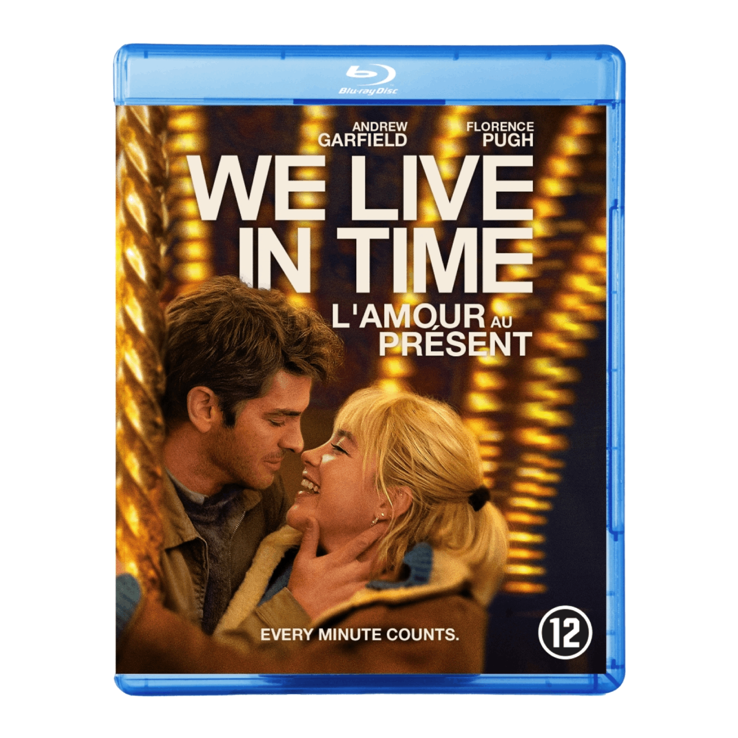 Couverture Blu-ray de 'We Live in Time'. Un couple s'embrasse. Le texte du titre est en évidence. Contient la cote '12'.