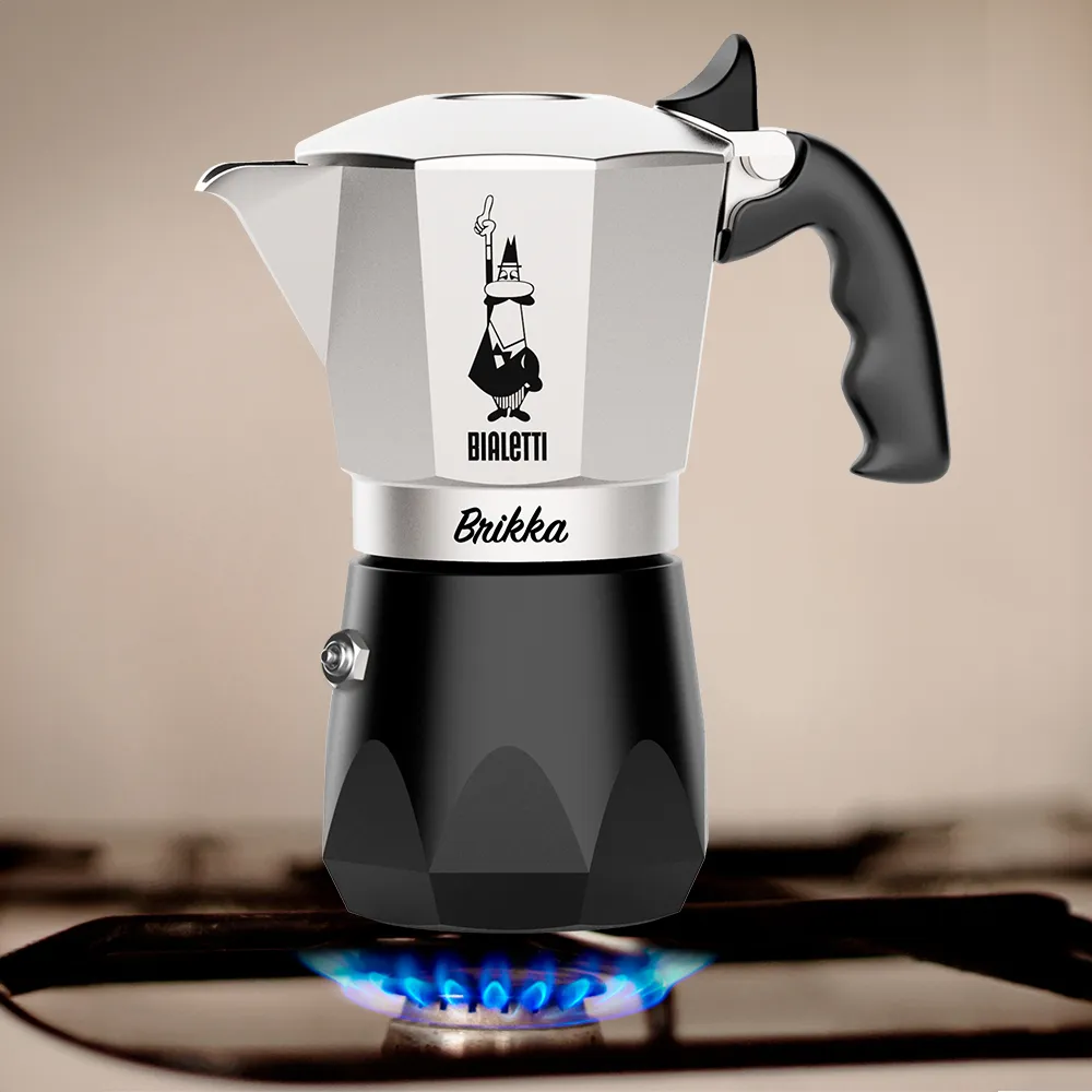 Egy eszpresszó készítő a tűzhelyen. A "Bialetti Brikka" név látható.