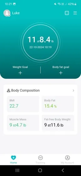 App képernyő a súly- és testösszetétel adatokkal. Súlyt, BMI-t, testzsírt és izomtömeget jelenít meg.