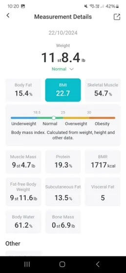Egy egészségügyi alkalmazás képernyője súlyadatokat mutat. A súly 11 st 8.4 lb, a BMI 22.7 normális. További adatok: testzsír, izomtömeg és BMR.