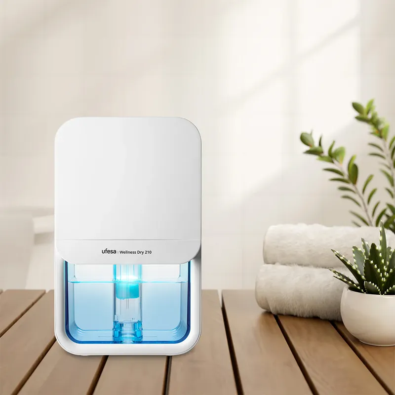Fehér Ufesa Wellness Dry 210 készülék törölközőkkel és növénnyel az asztalon.