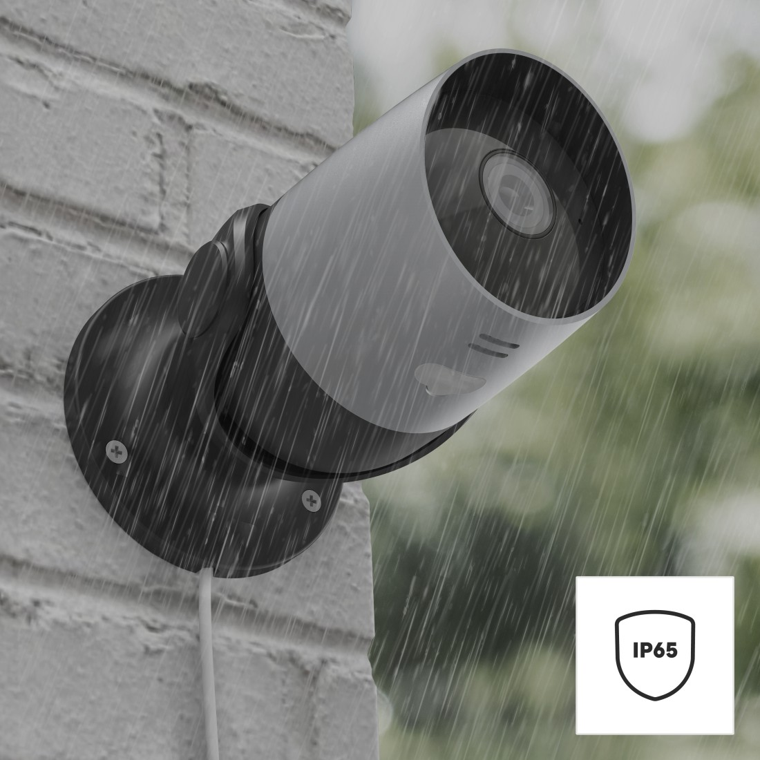 Eine Überwachungskamera an einer Backsteinmauer im Regen. Die Kamera ist grau und schwarz und hat ein Objektiv.
