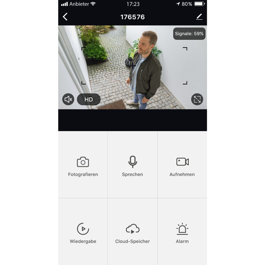 Smartphone-Bildschirm mit einer Überwachungskamera-App, die eine Person im Freien zeigt.