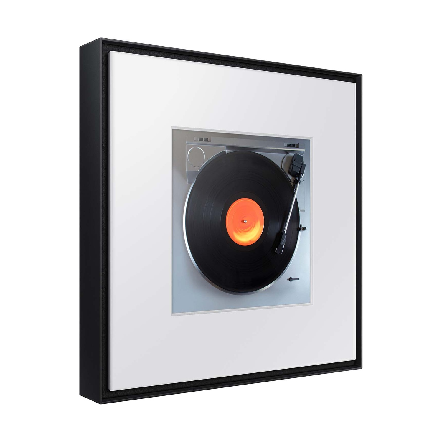 Un giradischi con vinile nero ed etichetta arancione, in una cornice nera, visto da un'angolazione laterale.