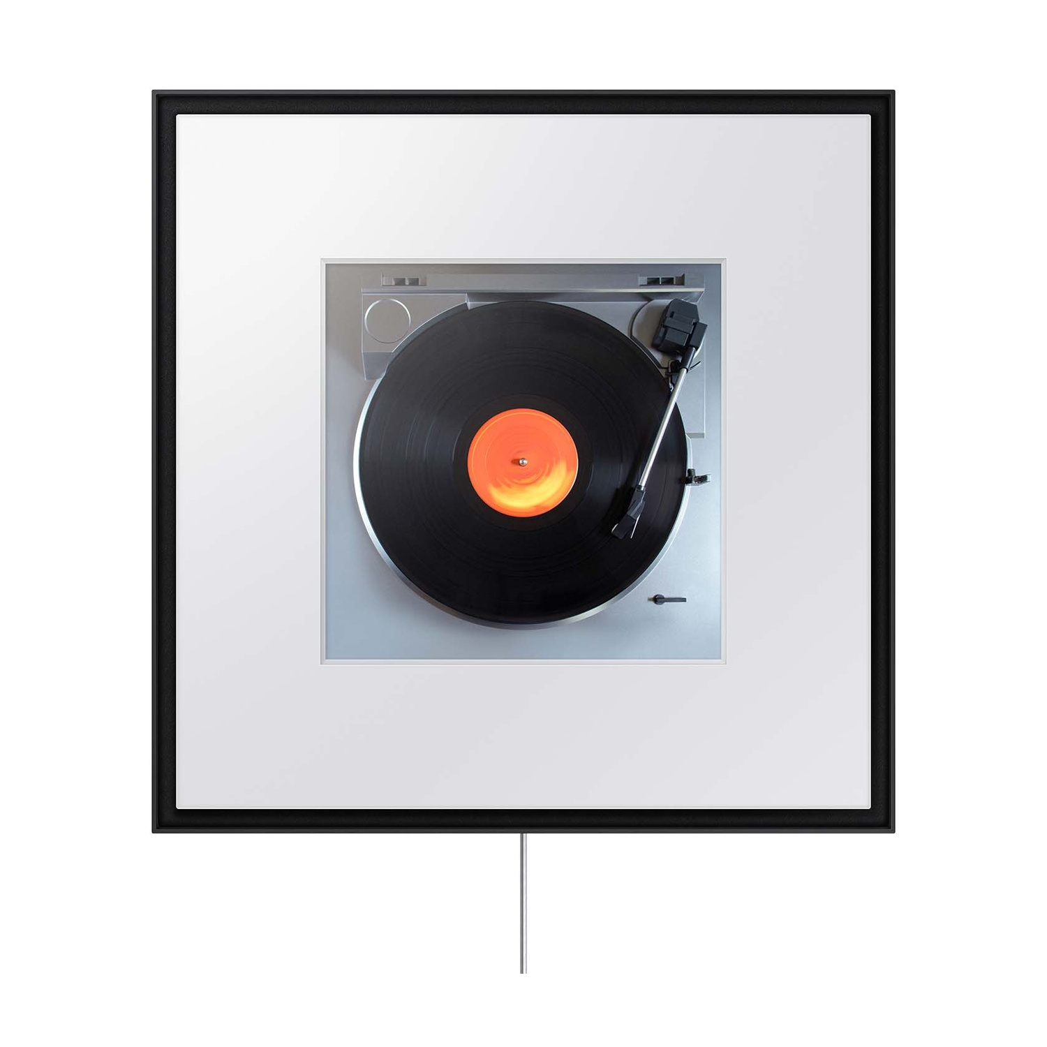 Un giradischi con vinile nero ed etichetta arancione, all'interno di una cornice nera su sfondo bianco.