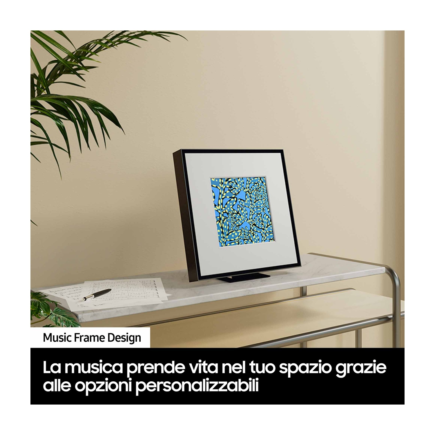 Un'immagine con cornice nera con un motivo blu su un tavolo, con testo sottostante.
